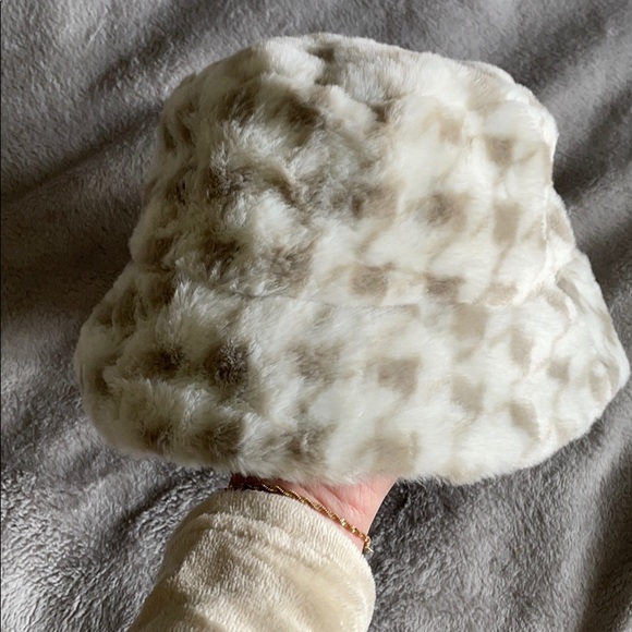 Laundry by Shelli Segal, faux fur bucket hat, 🎄🎄 - Picture 5 of 5